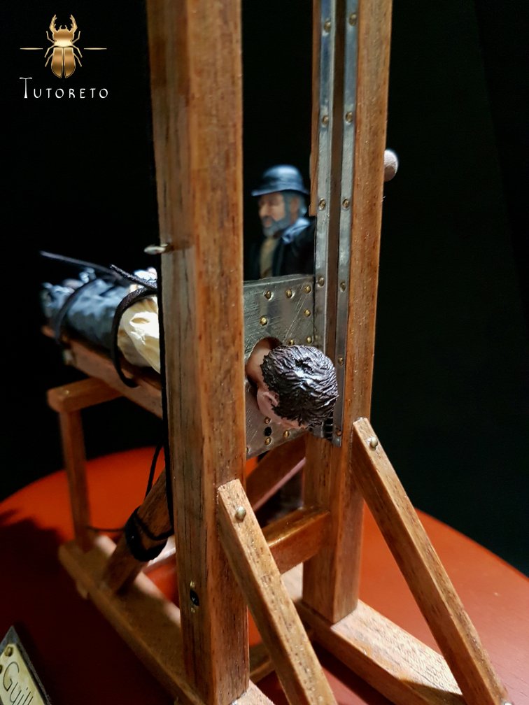 Mini guillotine